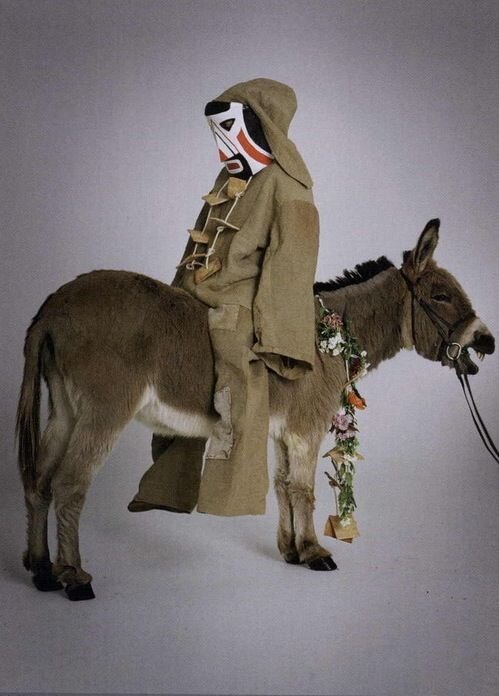      Граф Ронский верхом на осле. Фотопроект "Merrie England": Tim Walker for Vogue UK July 2011. 