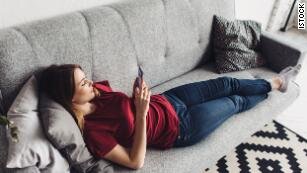 Все, что нужно для подготовки к домашнему карантинуПо возможности используйте видео поверх стандартной конференц-связи, чтобы помочь создать больше взаимодействий и избежать одиночества.Три раза в неделю все сотрудники 15Five, независимо от того, работают ли они дома или находятся в офисе, получают видеосвязь для собрания, которое проводится «из рук в руки».«Мы можем видеть лица каждого, так как каждый на своем ноутбуке со своей камерой - это действительно важно», - сказал Хасселл.