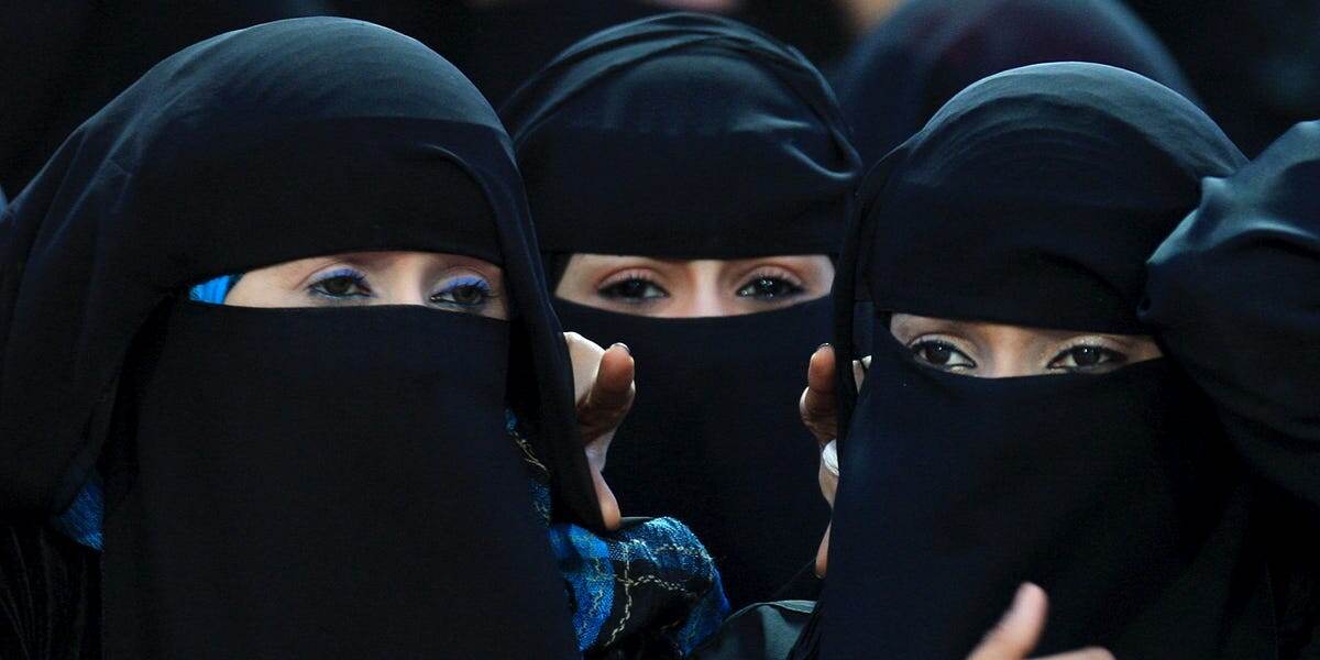 Каждый знает, что в Саудовской Арабии девушки ходят в хиджабах, но догадывались ти вы, что скрывается под ним?  Когда я была чуть меньше, я не понимала, почему они ходят скрывая своё лицо.