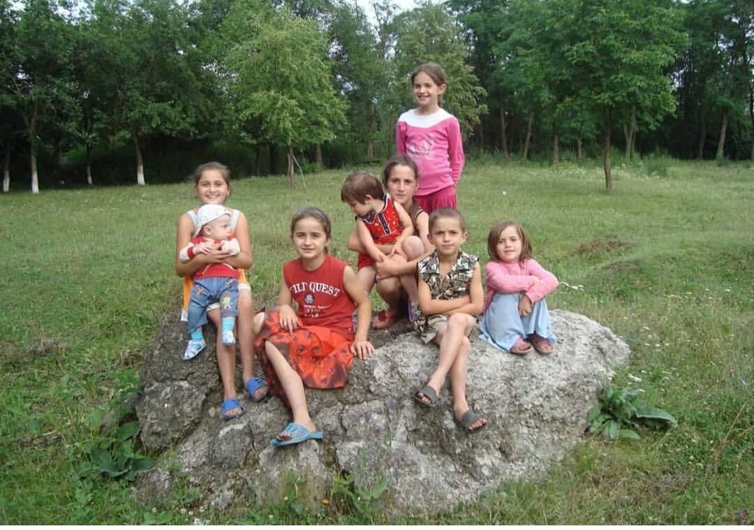 Волшебный камень теперь катает других детей. Вероника, Залина, Ирина, Алана, Диана, Алина, Аспар, Спартак.