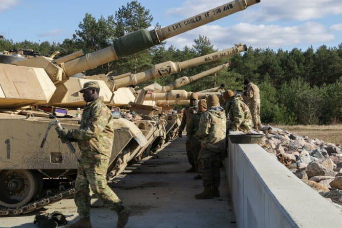 Подразделение 2-я бронетанковой бригадной тактической группы 3-й пехотной дивизии США с "расчехленной" техникой в Польше