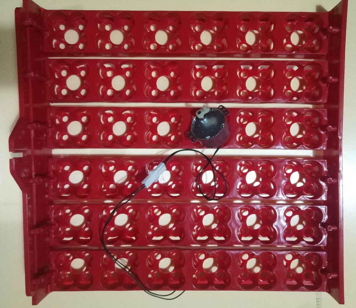 Лоток на 144 перепелиных яйца с переворотом яиц + привод. Очень хлипкое китайское изделие, потребует доработки для обеспечения жесткости.
