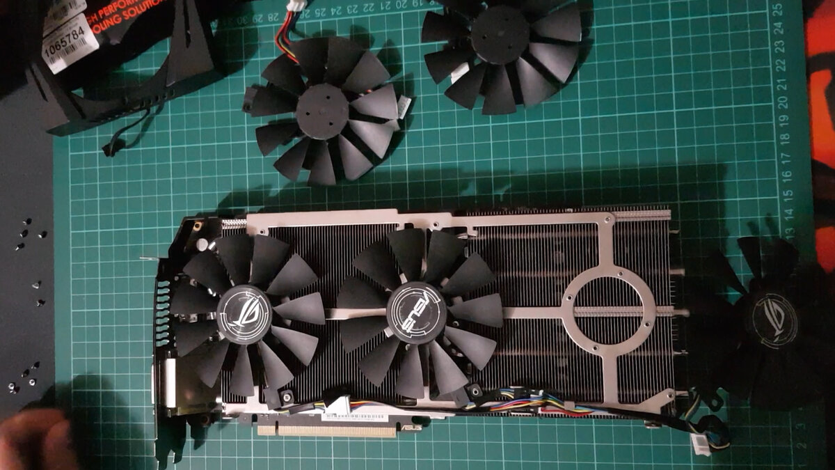 Asus 1080 ti strix вентиляторы. Кулер видеокарты nvidia p1062. Вентилятор для видеокарты palit. Вентилятор 127015 видеокарта. Кулера поверх видеокарт.