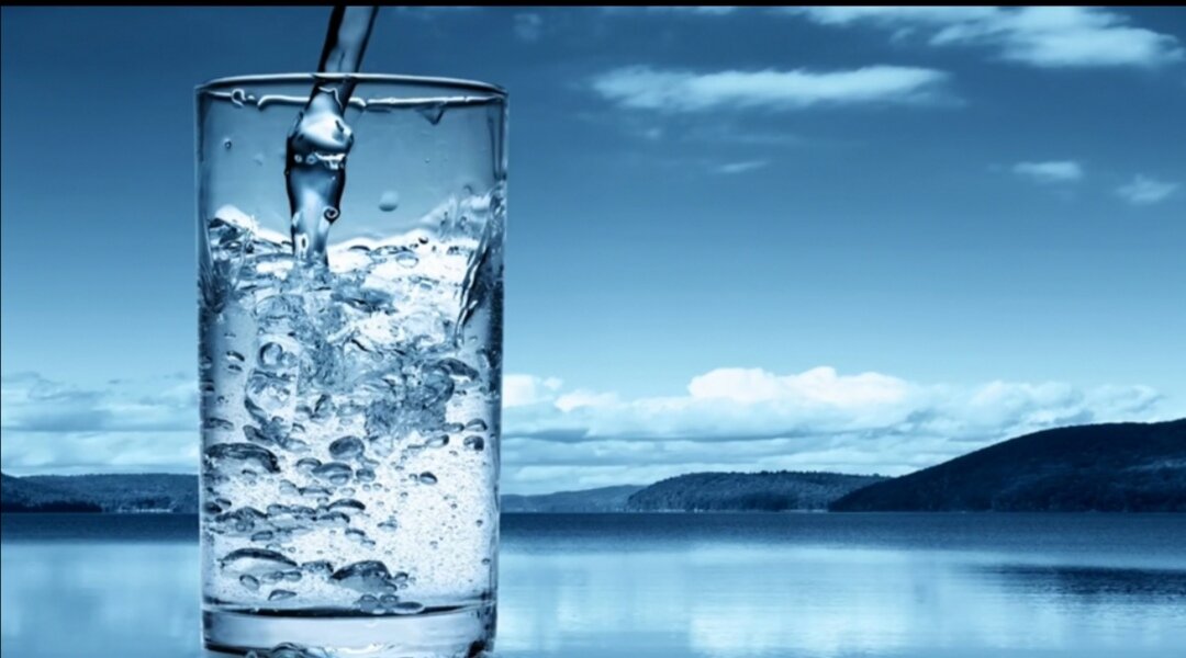 Тёплая, слегка горячая вода, как из горячего источника. 