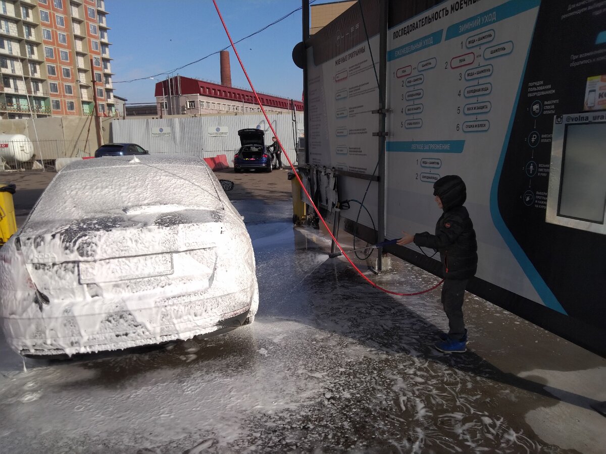 Миша наносит пену