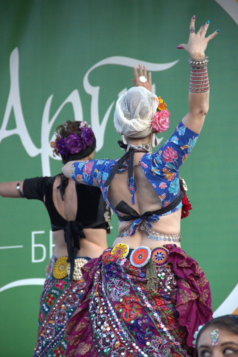 Осанка Ани и Лены. Спинки - как струнки! Фото - Леся Медведева.