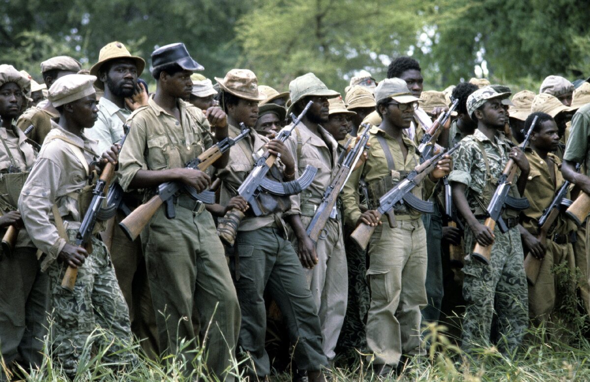 Бойцы ЗАНУ. Источник: https://www.thesun.co.uk/news/9874680/robert-mugabe-freedom-fighter-dictator/