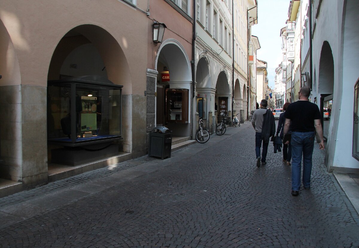 Улица Портиков (Via dei Portici) – одна из старейших улиц, протянувшаяся на 300 м, соединяет две площади