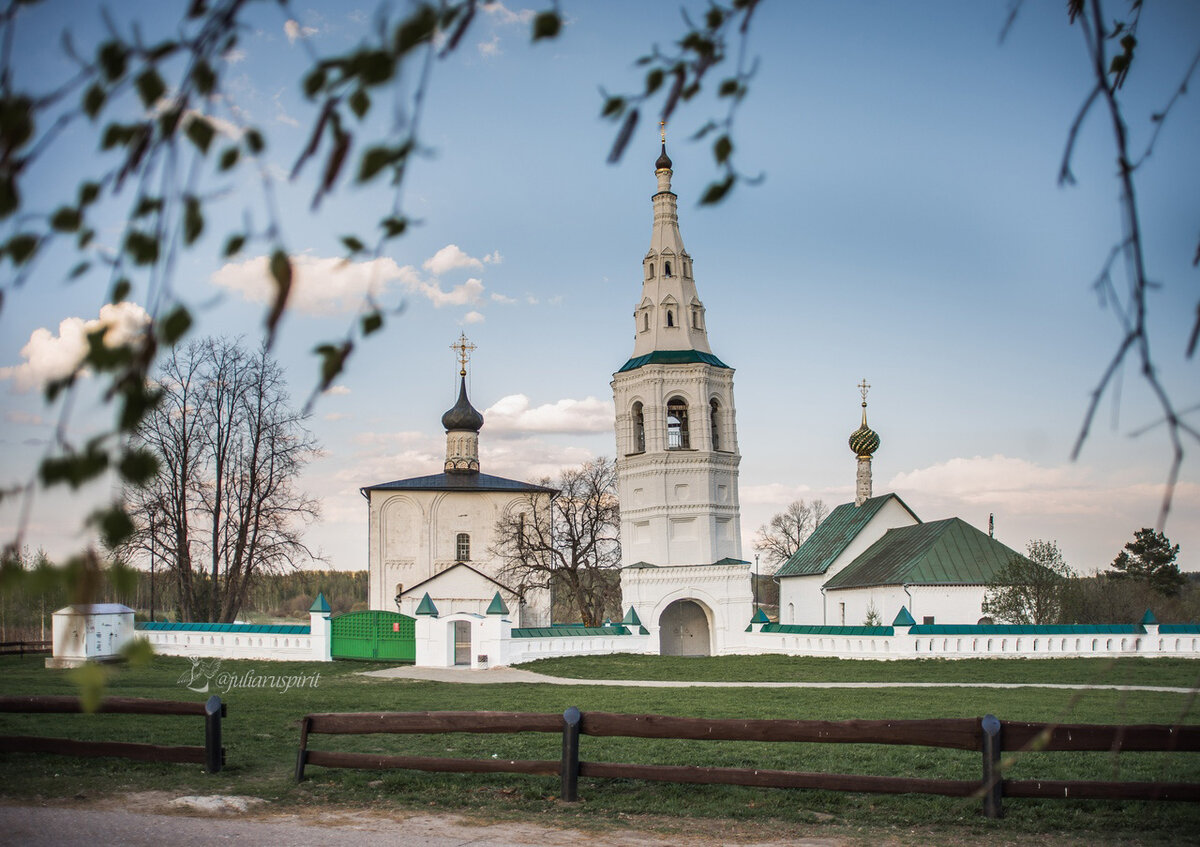 Падающая колокольня в Кидекше