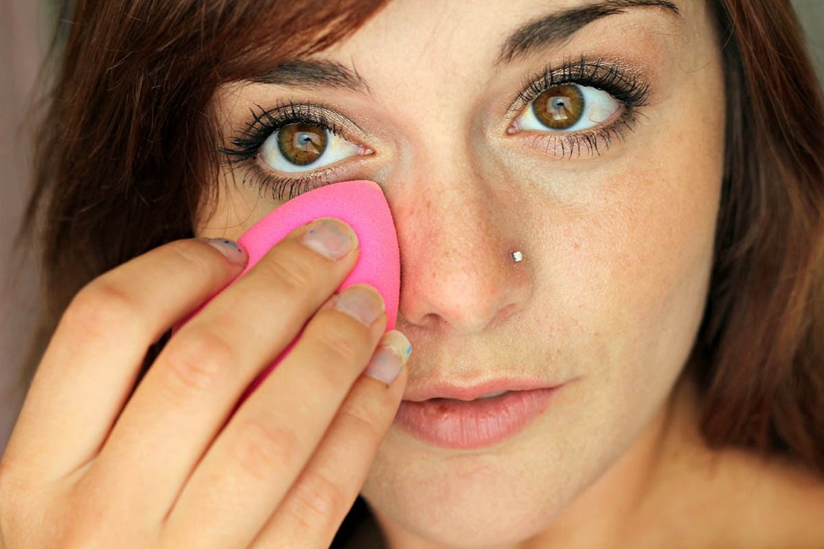 Спонж предварительно смочить в теплой воде и отжать до слегка влажного состояния. 