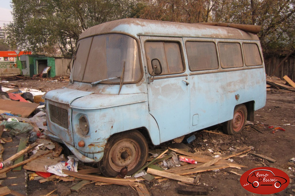 Вот такие раритеты вылезают из своих нор при сносе гаражей