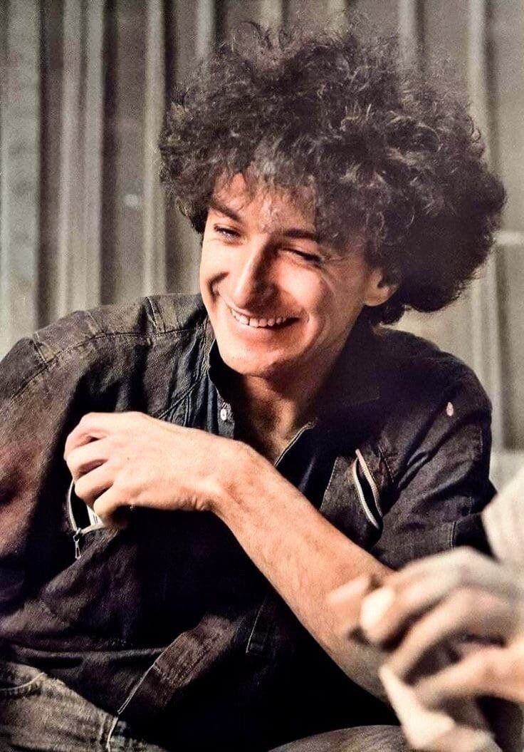 Джон Ричард Дикон (р. 19 августа 1951 г.) - британский рок-музыкант и автор песен, бас-гитарист группы "Queen".