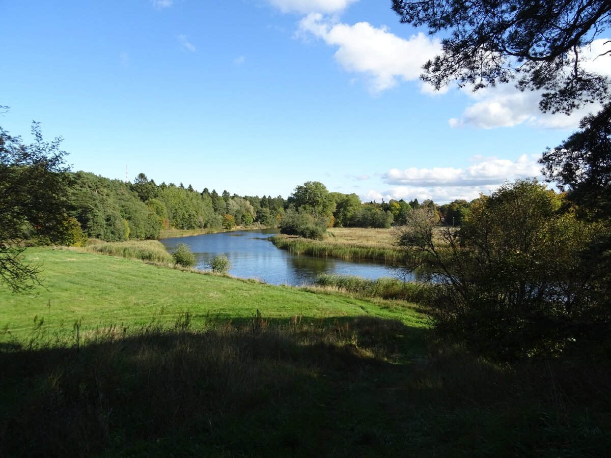 По фотографиям можно вспомнить маршрут: вот мы вышли из монастыря и добрались до реки, где хочешь — медитируй, хочешь — бегай вольной пичугой по лугу (я выбрала промежуточный вариант и просто привалилась на траву — посидеть)