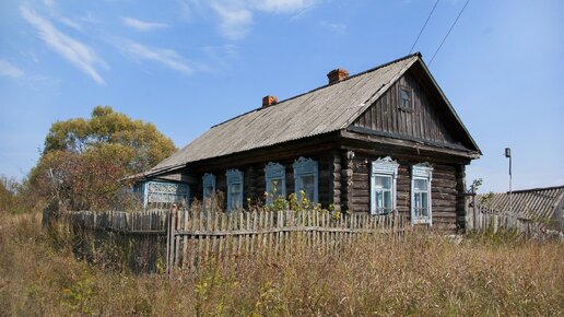 Огромная заброшенная деревня посреди леса. Здесь жили 2000 человек. Интересные находки в домах и сараях