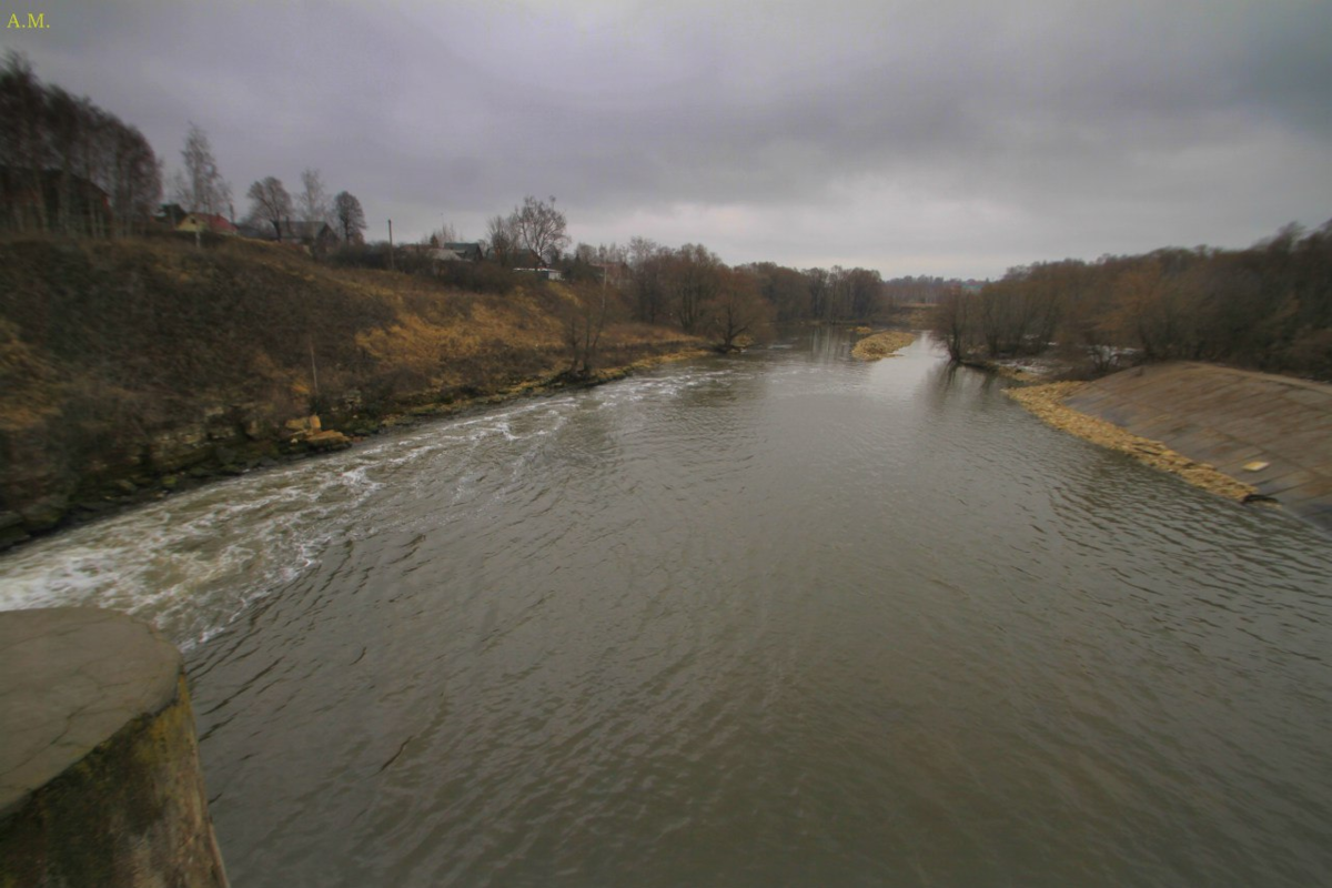 Река Пахра недалеко от пещер. Слева видны скалистые выходы