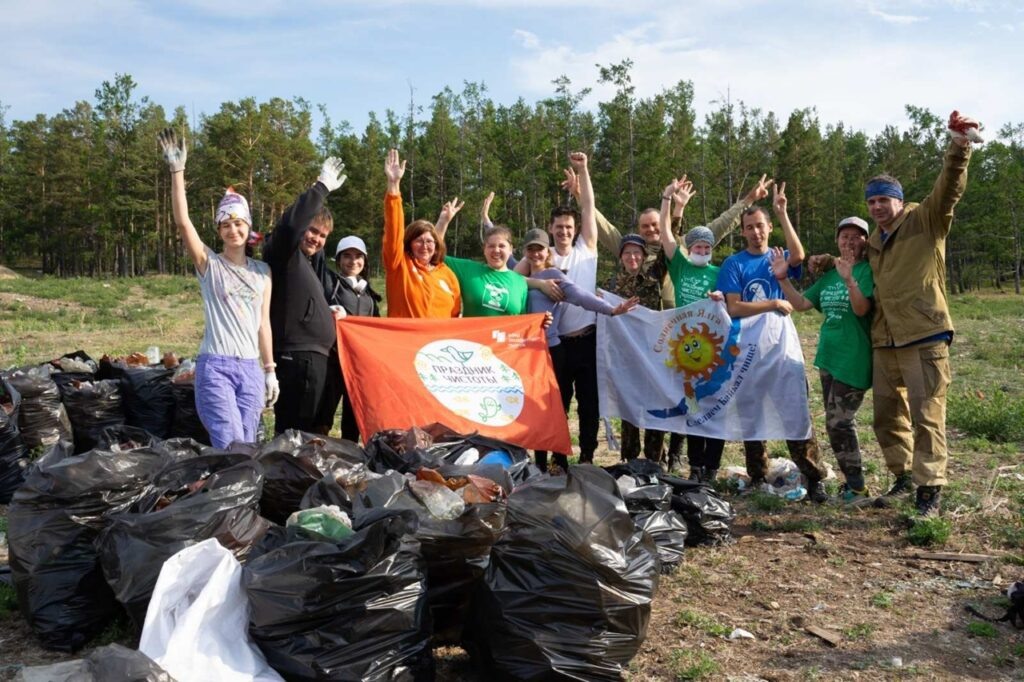 Участники экоакции «Праздник Чистоты» на Байкале. Фото: https://vk.com/mbaikal