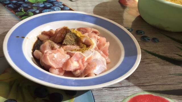 Куриное филе, специи по вкусу, соевый соус