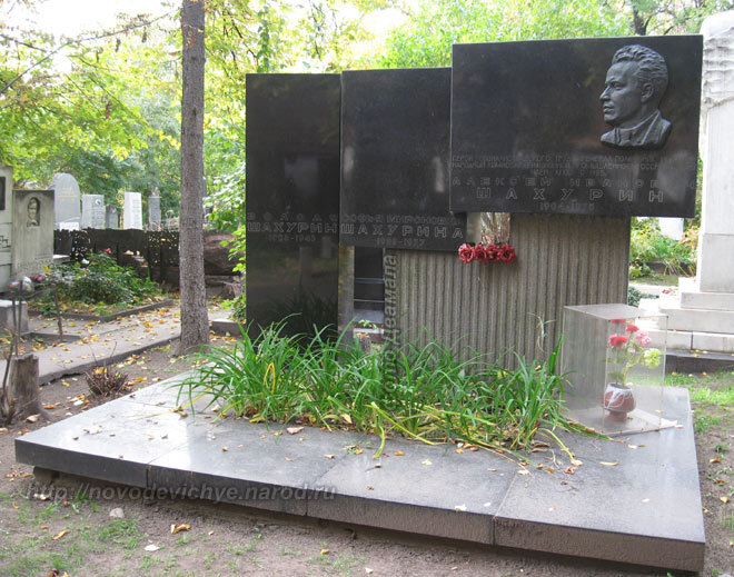 Могила Володи и его родителей