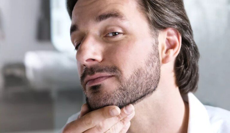 Такой тип растительности подходит тем кто пробует обозначить свой стиль ношением бороды так сказать входной билет. Достичь этого просто  - Не бриться примерно неделю и как длина будет около 3-5 мм можно приступать к оформлению.