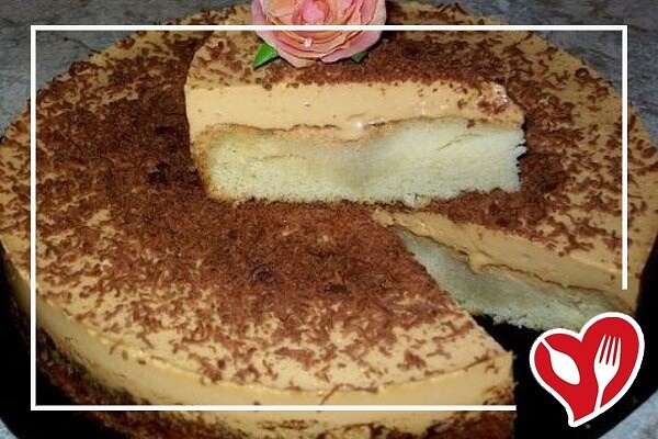 Торт коровка
🍰 🍰 🍰   
Делать его крайне просто, результат очень хороший.

4 яйца,
1 ст сахара,
1 ст муки и
1 ч.л соды,

Соединяем, взбиваем миксером на высокой скорости 4 мин,
добавляем 3 ст.л подсолнечного масла без запаха и
1 ст.л уксуса 6%, перемешиваем ложкой, выливаем тесто в разъемную форму и отправляем в разогретую до 180 градусов духовку примерно на 30 мин, до пробы на сухую спичку.
Вынимаем, остужаем В ФОРМЕ до теплого, делаем по всему коржу проколы вилкой.
Смешиваем 0,5 ст воды и 2-3 ст.л сахара, пока сахар не растворится и пропитываем этим сиропом наш корж.
Даем коржу полностью остыть.
Делаем суфле.
20 гр желатина заливаем 0,5 ст теплой воды и оставляем на 20 мин. Когда желатин набухнет нагреваем его в микроволновке или на плите на маленьком огне до растворения, но не кипятим. Даем немного остыть.
Пока остываем , берем 400 гр сметаны 20% и 380 гр вареной сгущенки (1 банка), взбиваем и добавляем растворенный желатин и еще немного взбиваем, выливаем крем-суфле на бисквитный корж и убираем в холодильник примерно на 2 ч,до полного застывания суфле.
Вынимаем из холодильника. Аккуратно снимаем борта формы.
Сверху посыпаем тертым шоколадом и наслаждаемся.

