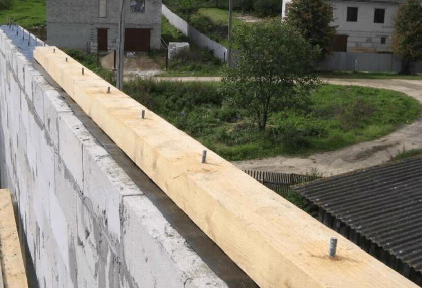 Брус соединяется со стеной с помощью шпилек диаметром 20 мм