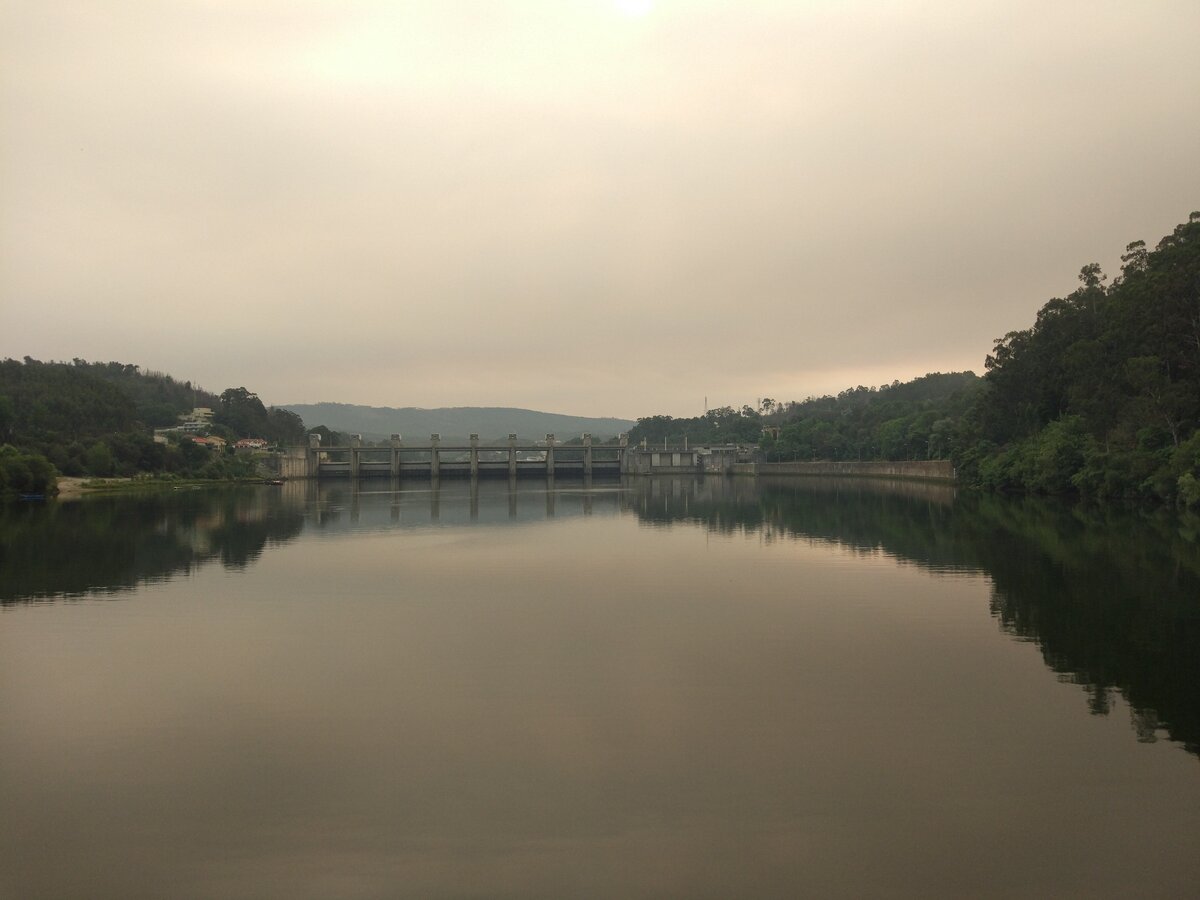 Плотина на реке Douro.