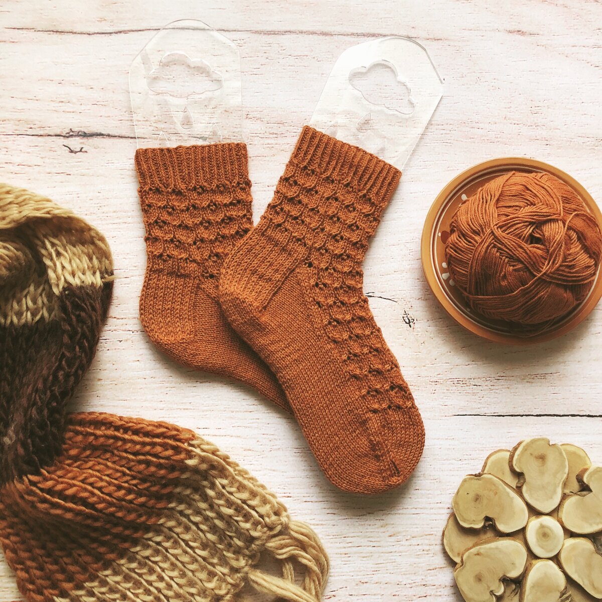 Носки по моему авторскому описанию "Country" с пяткой-подковой.