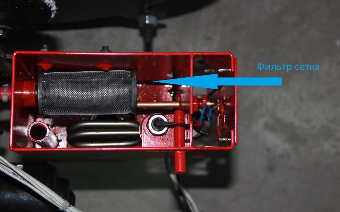 Бачок подогрева топлива:В бачке подогрева топлива открутить и прочистить сетчатый фильтр, установленный перед подачей масла в форсунку.
