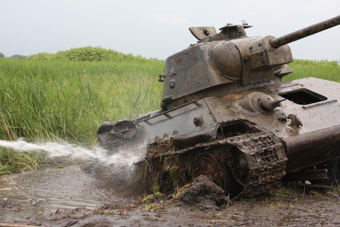 Танк т 34 бой. Танк т34. Танк т-34 в бою. Танк т34 76 в грязи. Т 34 85 В бою.