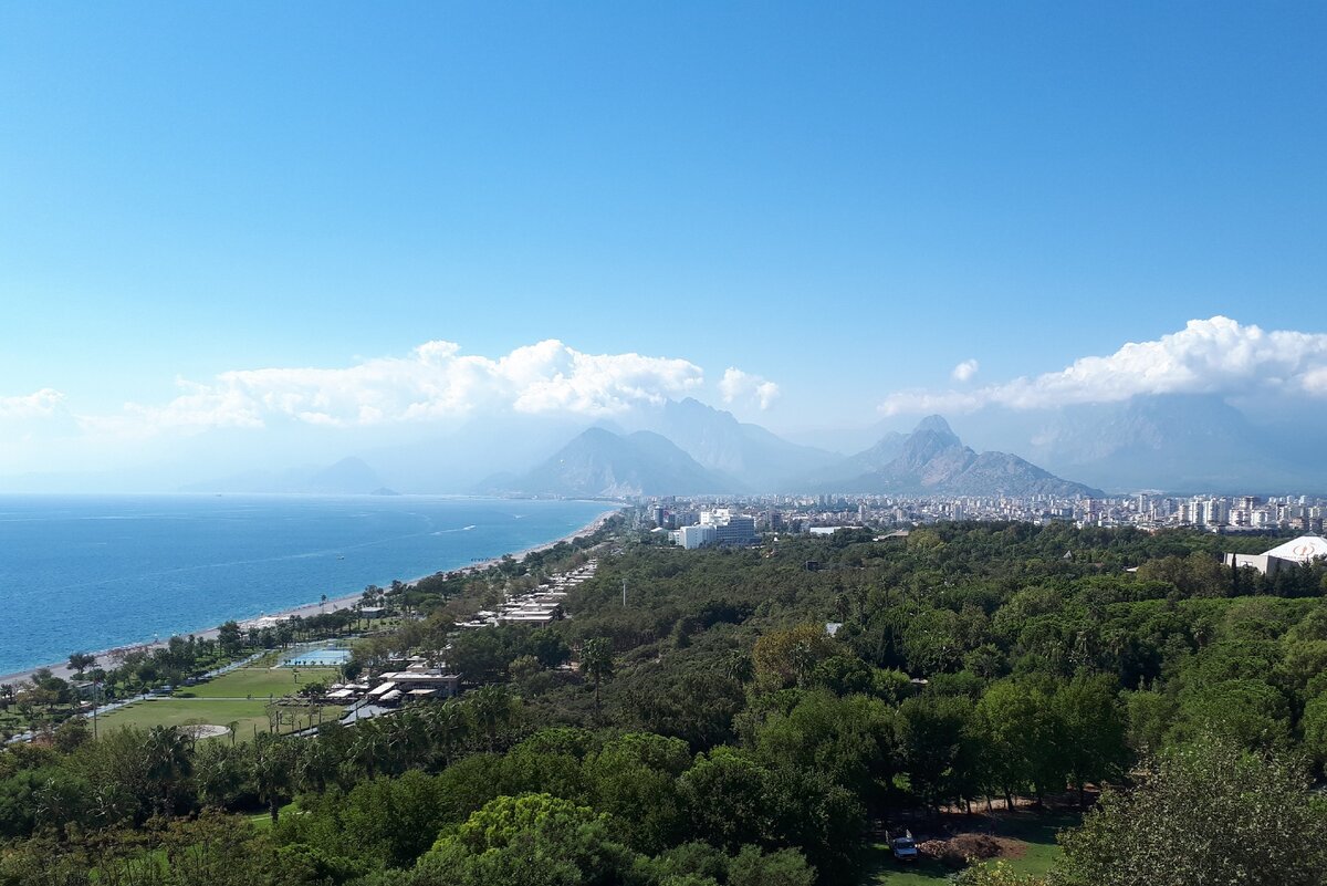 Отдых в горах и на море без детей может позволить себе не каждый, но есть способы проще и дешевле. Фото Трижды папа
