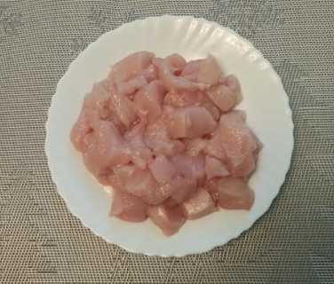 режем куриное филе на кусочки