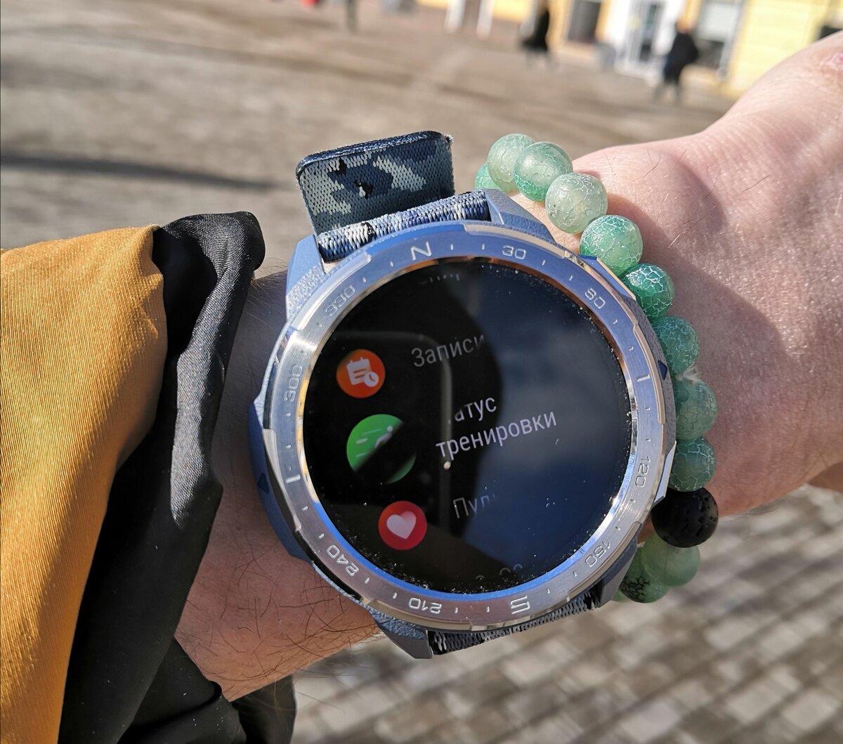 Экран полностью работоспособен, это блики на солнце