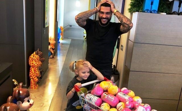 Вот здесь, например, в корзине у дочки Тимати моя полугодовая зарплата. Но я не вижу смысла считать чужие доходы, как и в том случае, когда люди покупают подделки кукол ЛОЛ.