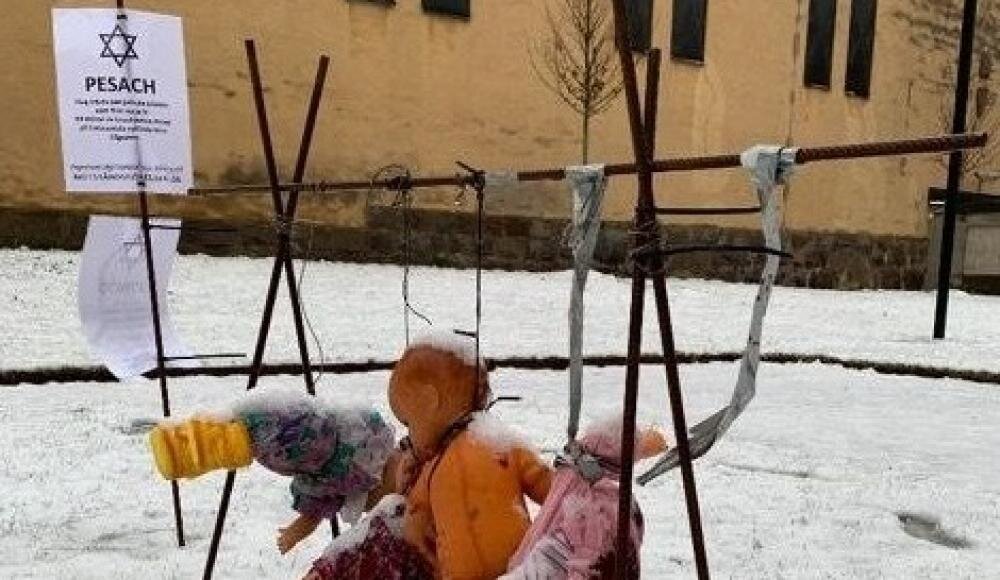 Странные детские куклы, как будто покрытые кровью, были найдены повешенными возле синагоги в Норчепинге, Швеция, в первую ночь праздника, Песах, сообщает «The Jerusalem Post» 