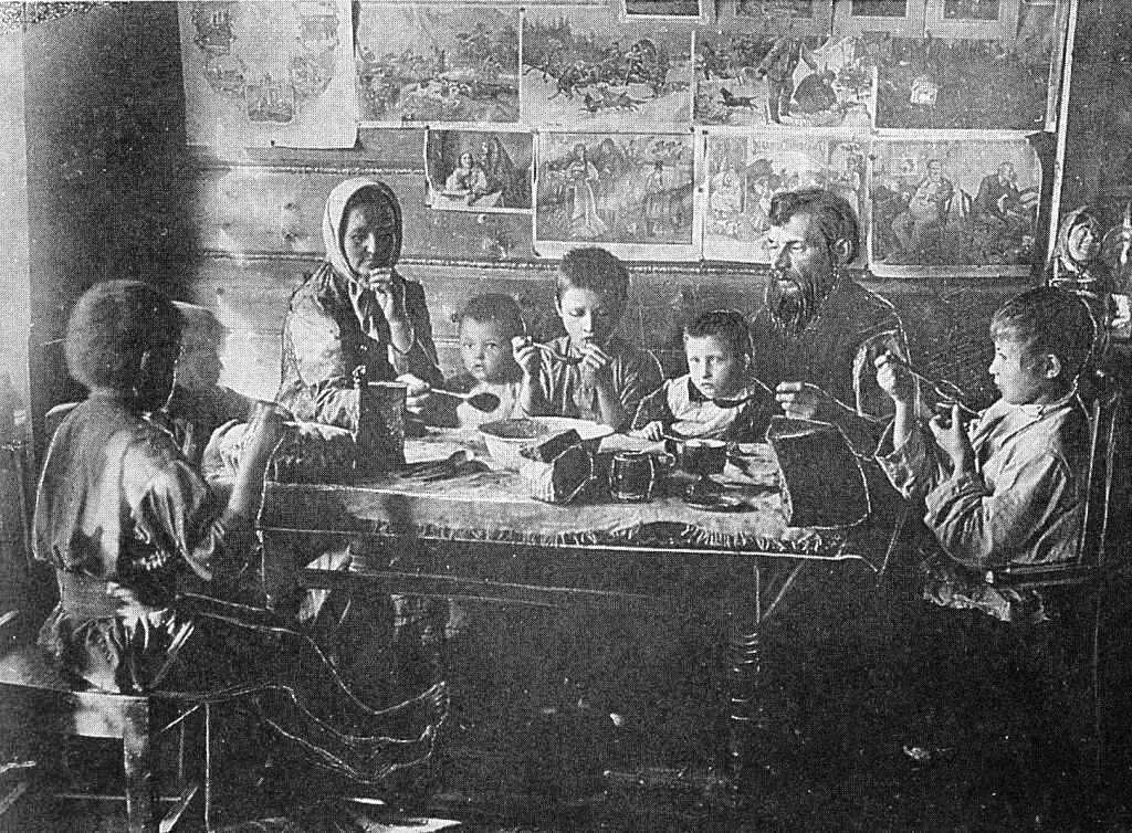 Семейная трапеза. Девчонок  снова не видать