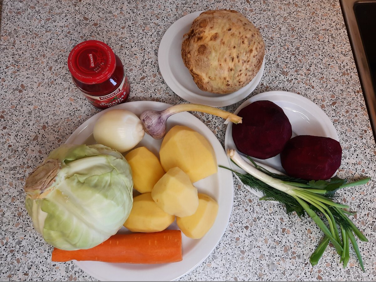 Сельдерей мне достался очень большой, поэтому для 5 л. кастрюли хватит половины