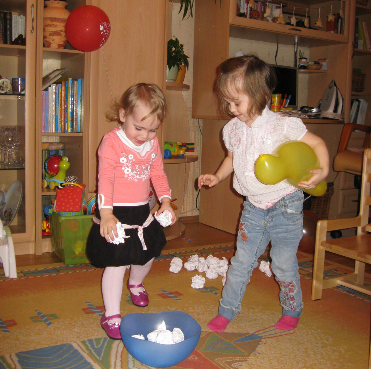 Игры в "снежки" на дне рождения. Фото автора