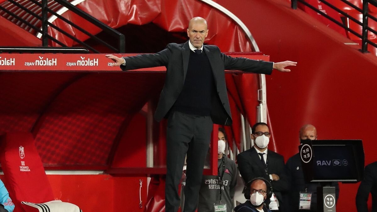 на фото: Зинедин Зидан