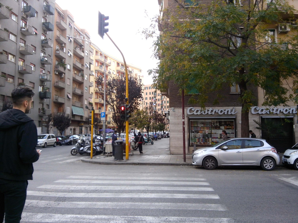 Это моя улица, она короткая, мой дом последний справа в глубине.