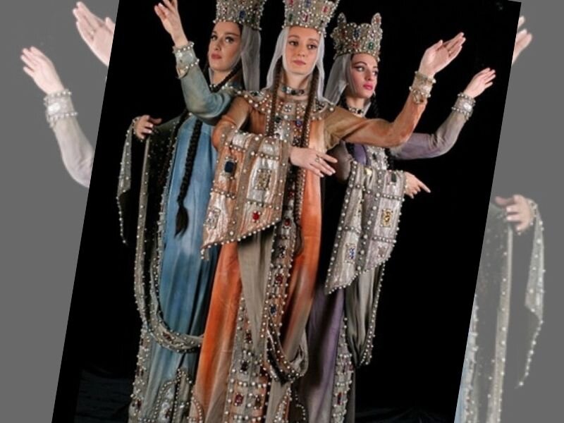 Фрагмент танца, посвященного Царице Тамаре. Три женщины - три ипостаси царицы: царица, непорочная дева, мать. Национальный Балет Грузии «Сухишвили»