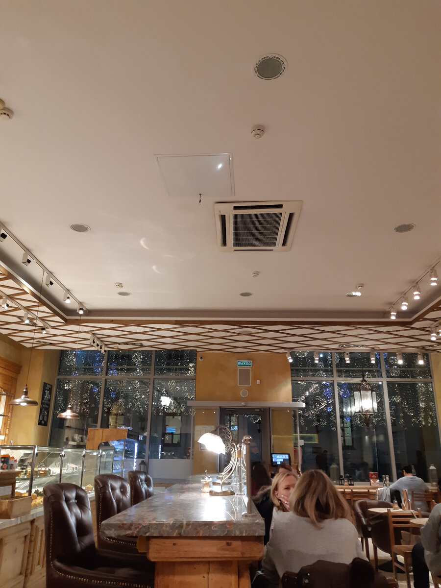 Дизайнер, который согласился с таким расположением люка на потолке, найдись! Буду проектировать для тебя вечно и что захочешь)