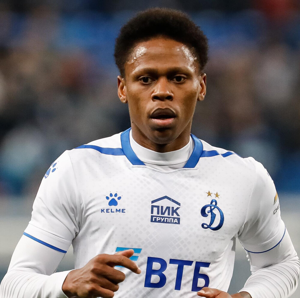 Он очень редко улыбается