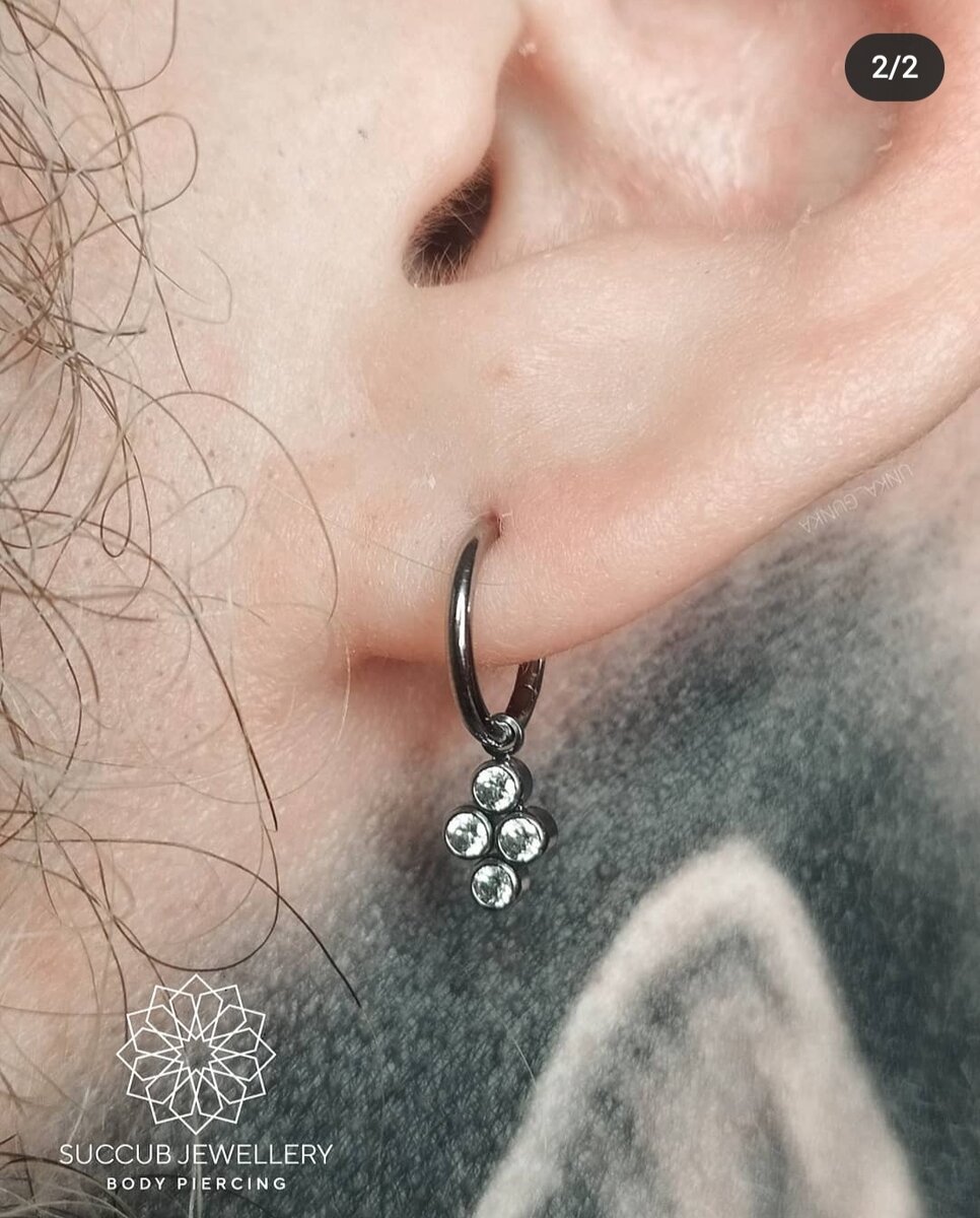 Прокол с титановым кликером, украшенным шармом с камнями Swarowski