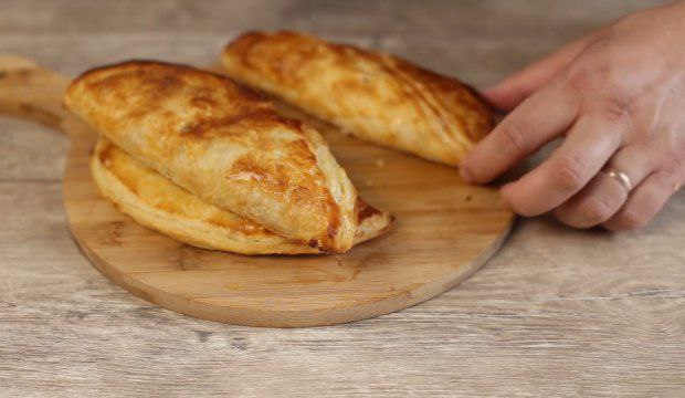 Теща в восторге от такого сочетания ингредиентов. Сочный пирог с ветчиной и сыром.