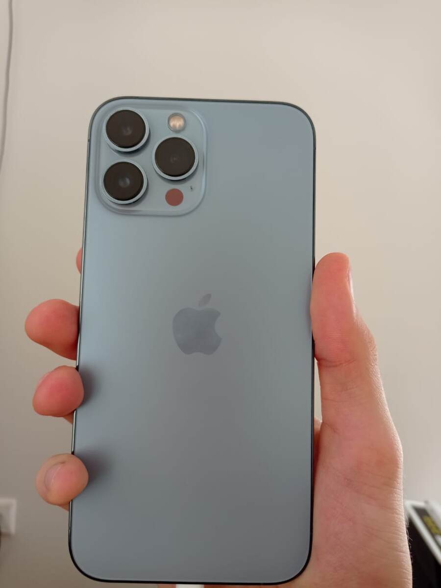 На фото девайс выглядит крайне неуклюжим и сероватым.