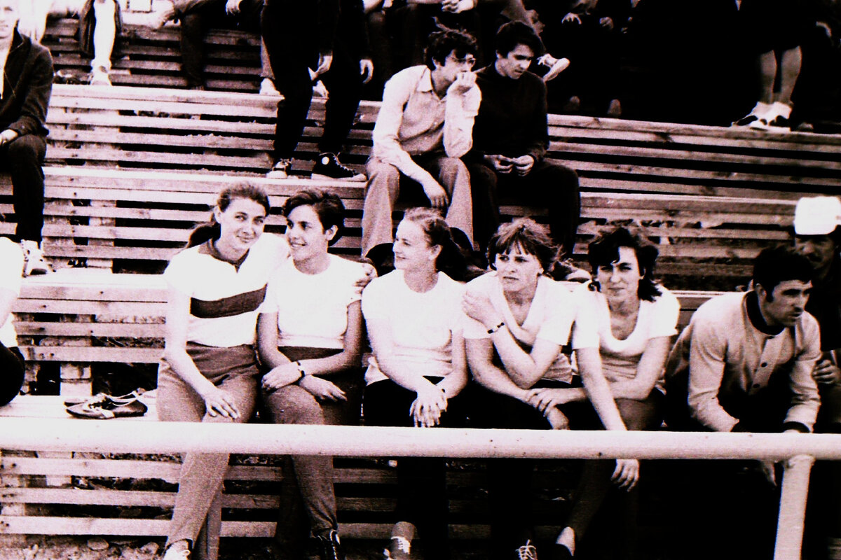 на трибуне стадиона занятия спортом