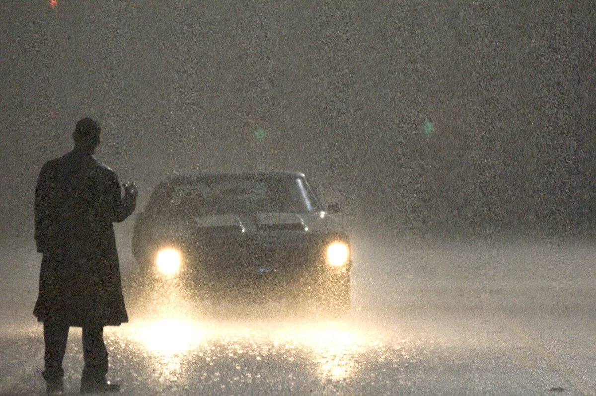 -Я черт знает где, черт знает с кем...Что я делаю? Зачем я села к ним в автомобиль... (фото из сети)