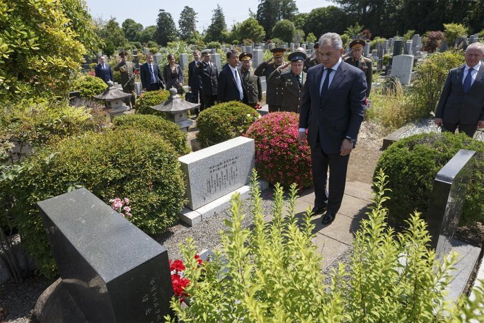 "Википедия". Министр оброны РФ Сергей Шойгу возлагает цветы к могиле Рихарда Зорге в Токио