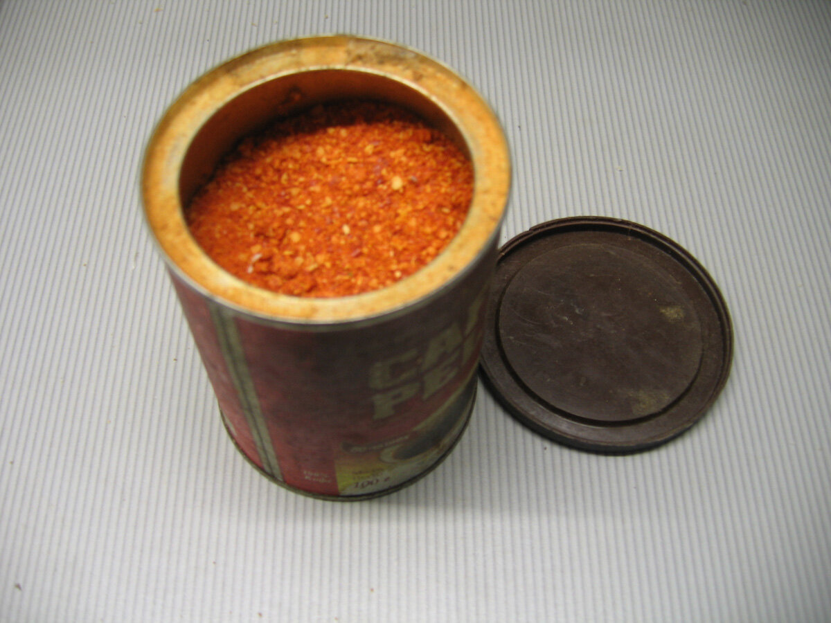 Молотый в кофемолке красный горький перец