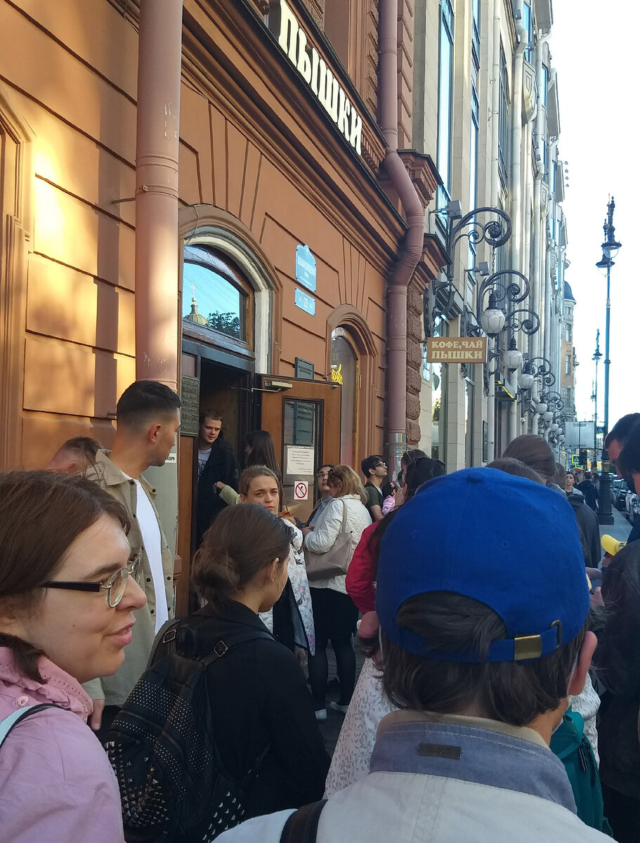 Здесь можно вспомнить о советских очередях